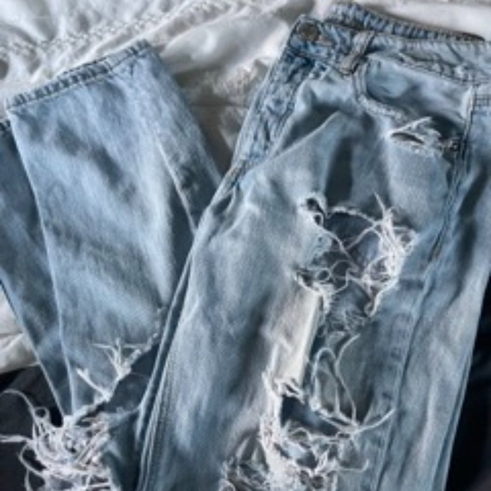 Distressed Tomgirl American Eagle Jeans